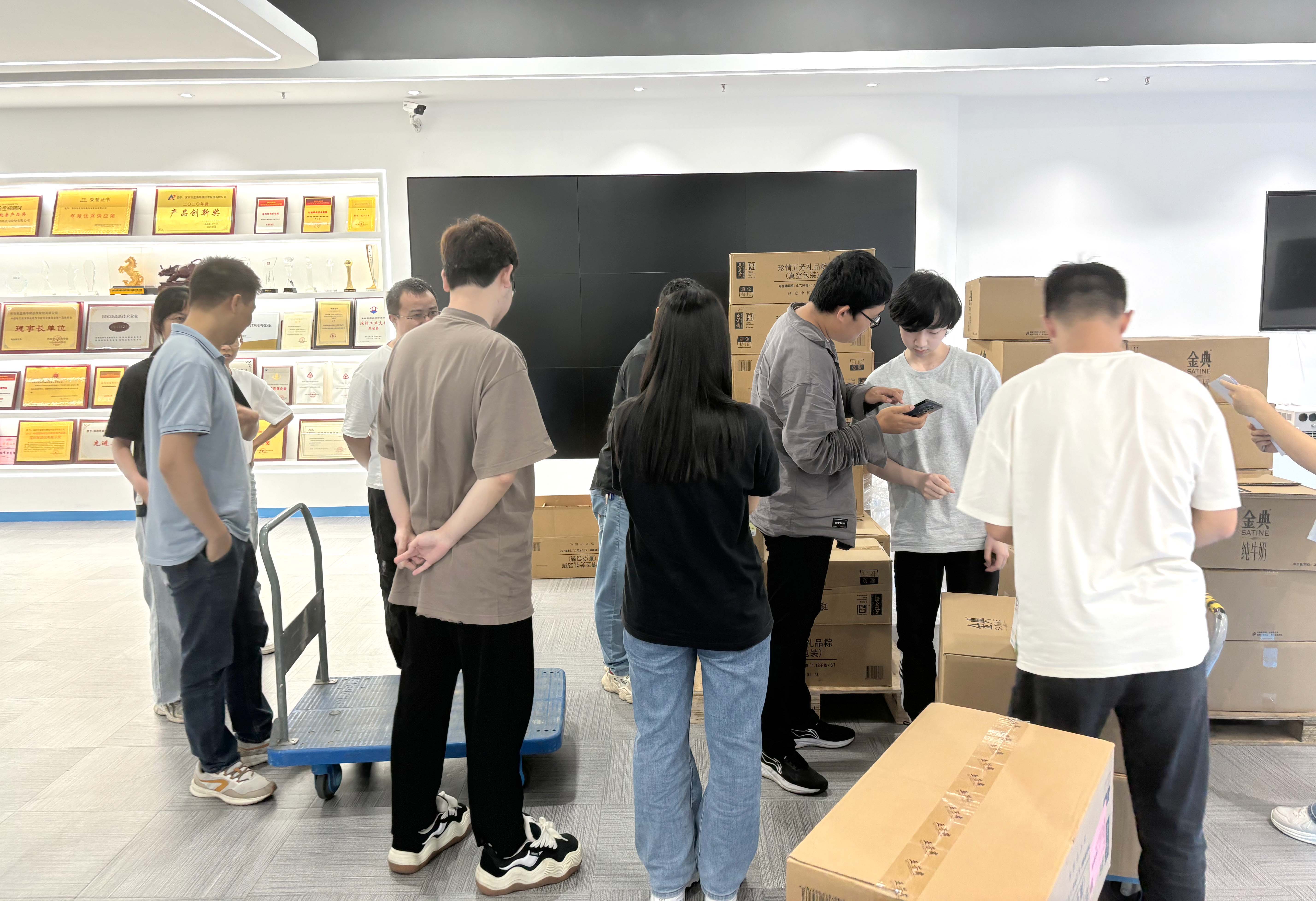 粽香迎端午 关怀暖人心|蓝海华腾为全体家人们发放端午节福利啦! 粽香迎端午 关怀暖人心|蓝海华腾为全体家人们发放端午节福利啦!