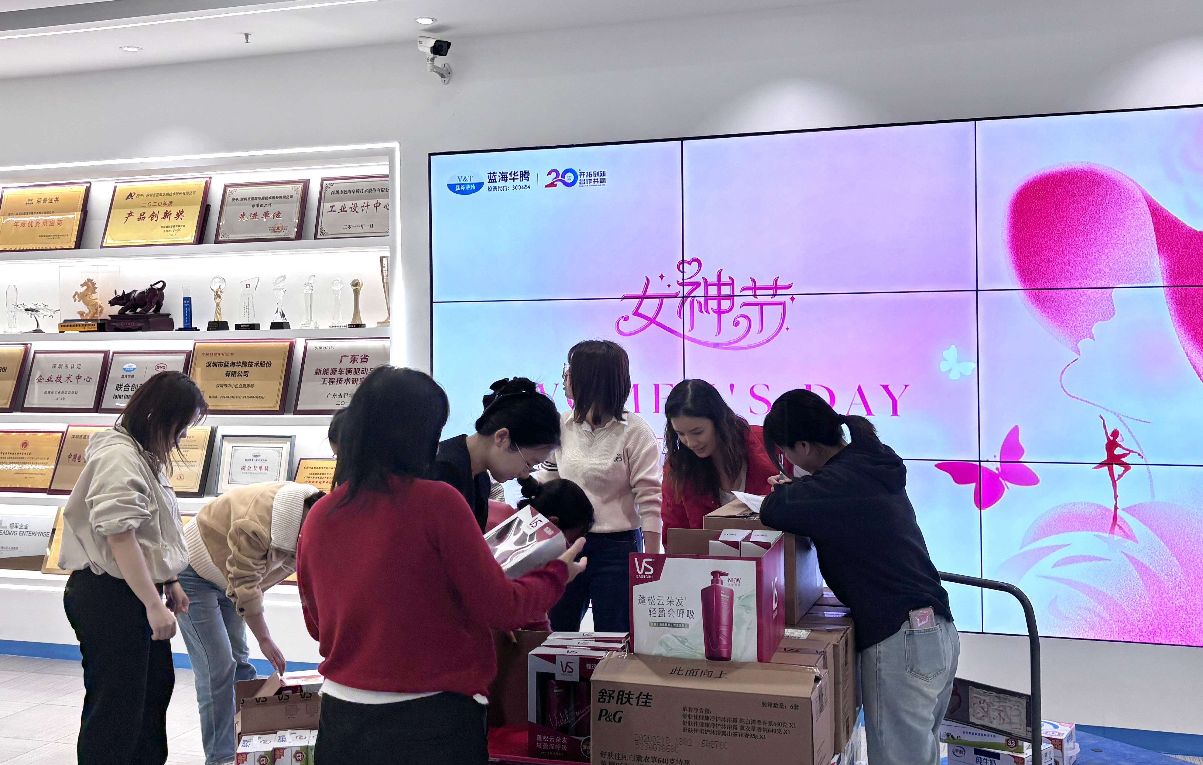 蓝海华腾女神节：铿锵玫瑰，共赴星辰新程！